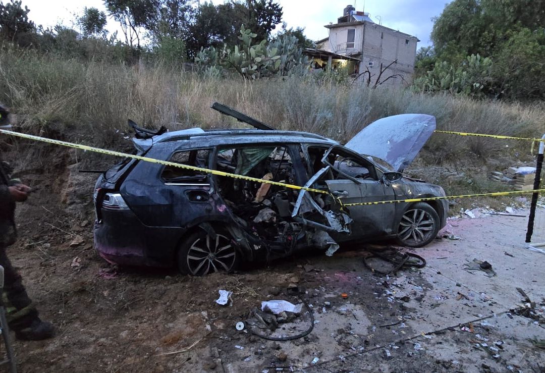 El automóvil quedó calcinado tras la explosión. Foto: Especial